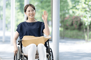 車椅子を使用している女性